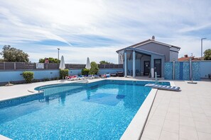 Sesongbasert utendørsbasseng