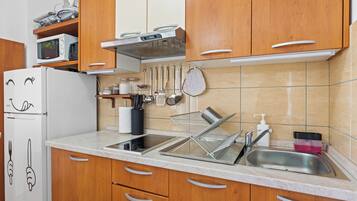 Familienapartment, 2 Schlafzimmer (Mery's Sunny Pool Apartment) | Eigene Küche | Kühlschrank, Mikrowelle, Herdplatte, Wasserkocher mit Kaffee-/Teezubehör