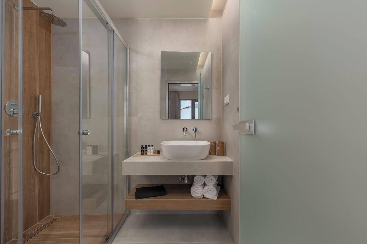 Standard-Doppelzimmer | Badezimmer | Dusche, Haartrockner, Handtücher