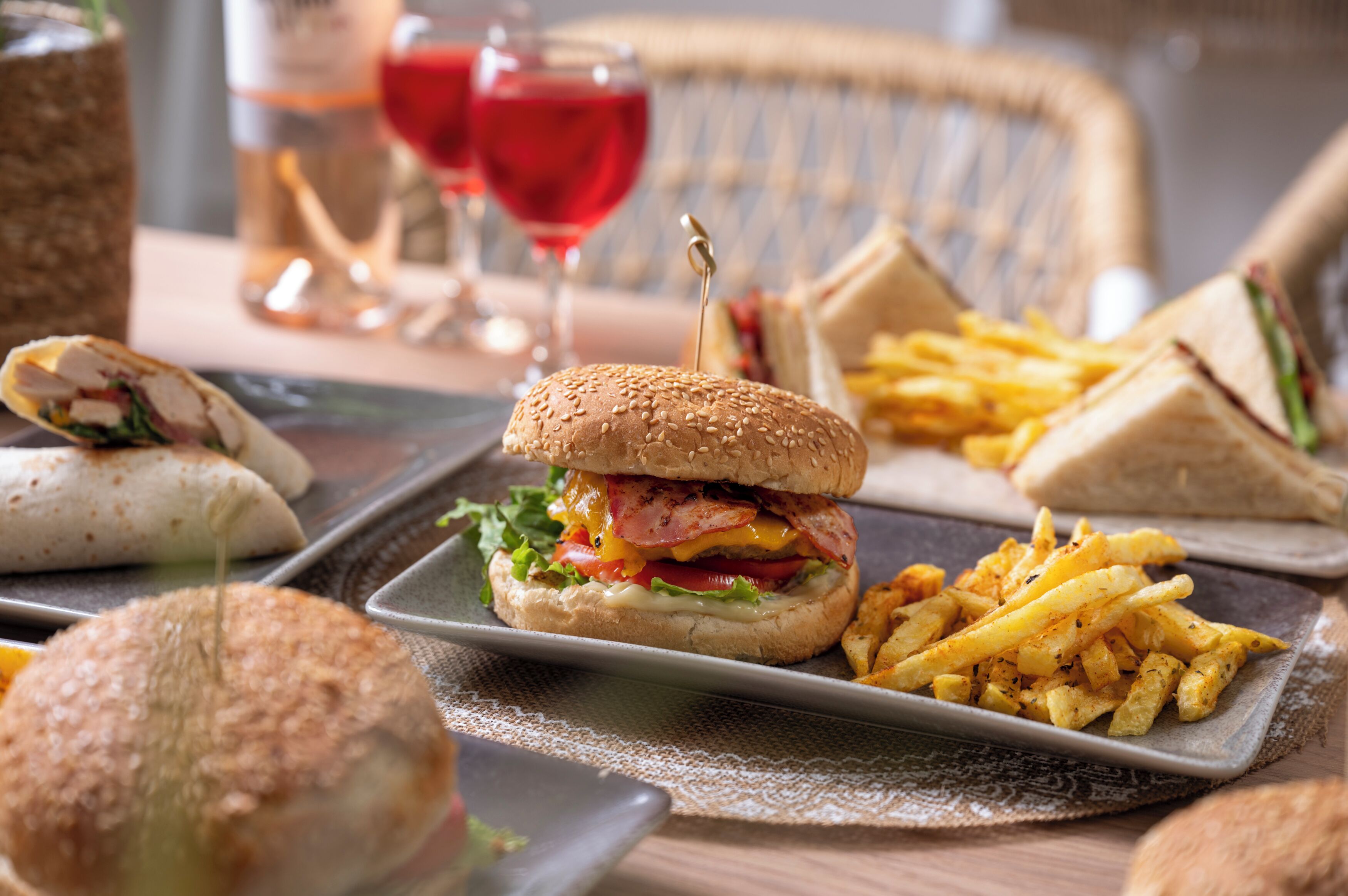 Un repas composé de sandwichs, de frites et d’une boisson.