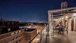 A rooftop terrace with a view of the cityscape at night. - Hotiday Room Collection - Napoli Diaz (Naples)