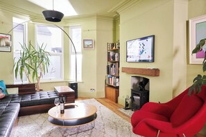 Smart-tv och eldstad