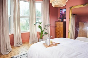 5 bedrooms, travel crib, WiFi, bed sheets - Beautiful 5 Bed Terrace with Hot Tub. (Brixham)