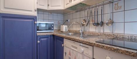 Jääkaappi, mikroaaltouuni, uuni, liesi