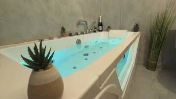 Baignoire Ă jets, sĂšche-cheveux, serviettes fournies, savon