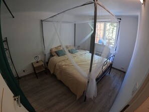 1 bedroom, travel cot, WiFi, bed sheets