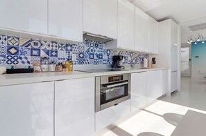 Frigorífico, placa de cocina, lavavajillas y cafetera o tetera
