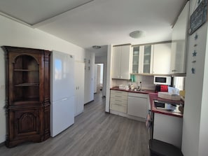 Jääkaappi, mikroaaltouuni, uuni, liesi