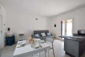 Villa, Sea View | Living area | 32-inch flat-screen TV with cable channels - Villa Del Sole In Budoni Sea View (Budoni)