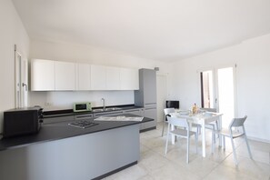Villa, vue mer | Cuisine privée | Grand réfrigérateur, micro-ondes, four, lave-vaisselle