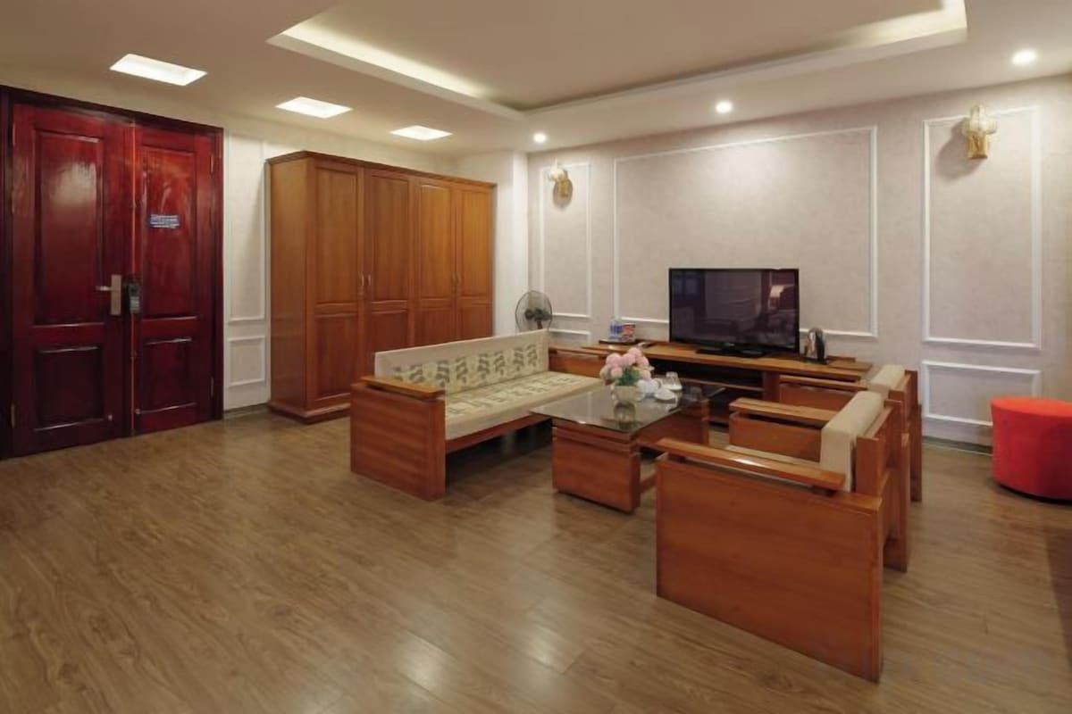 Living area | 43-inch TV with cable channels