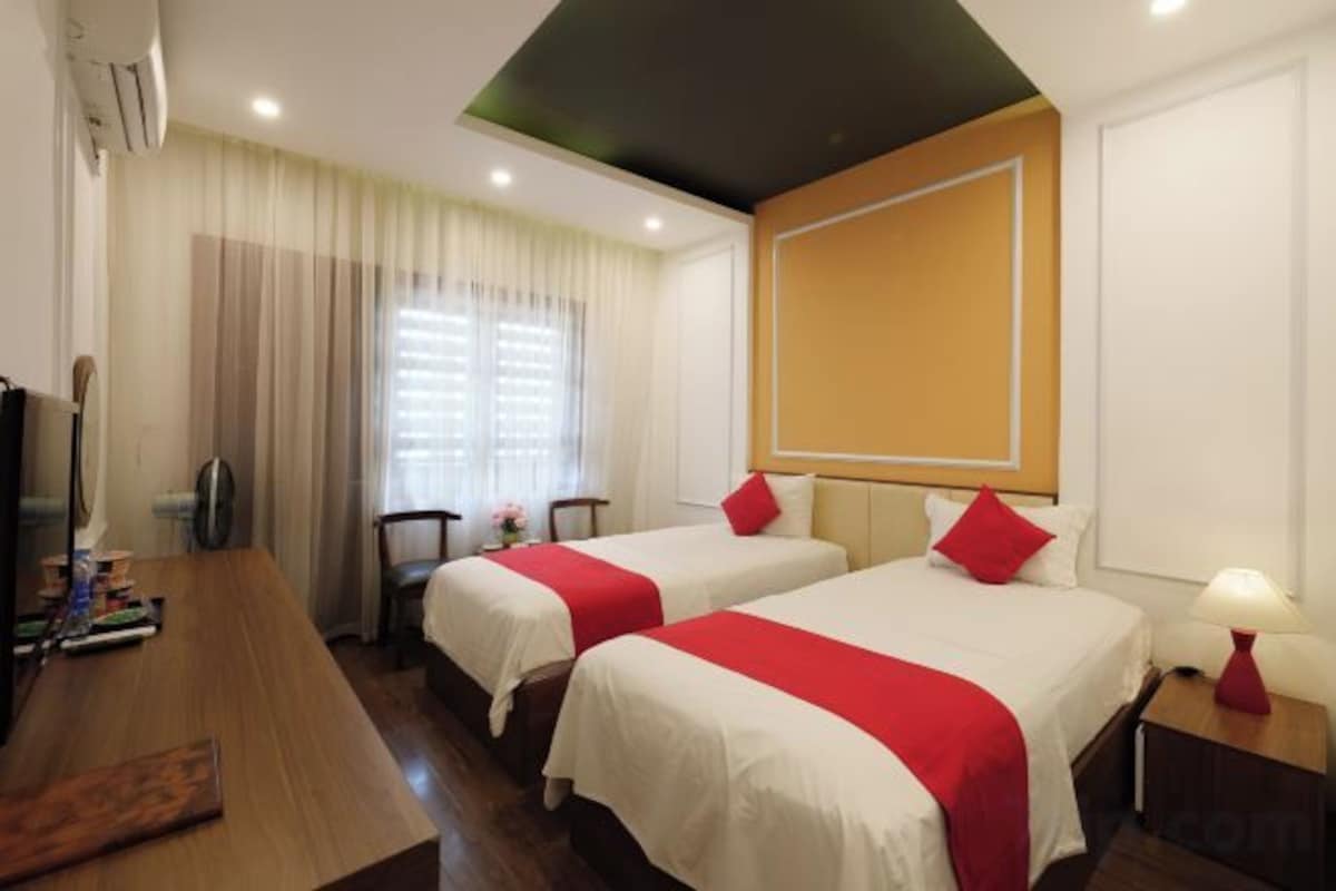 Hypo-allergenic bedding available, down comforters, minibar, desk