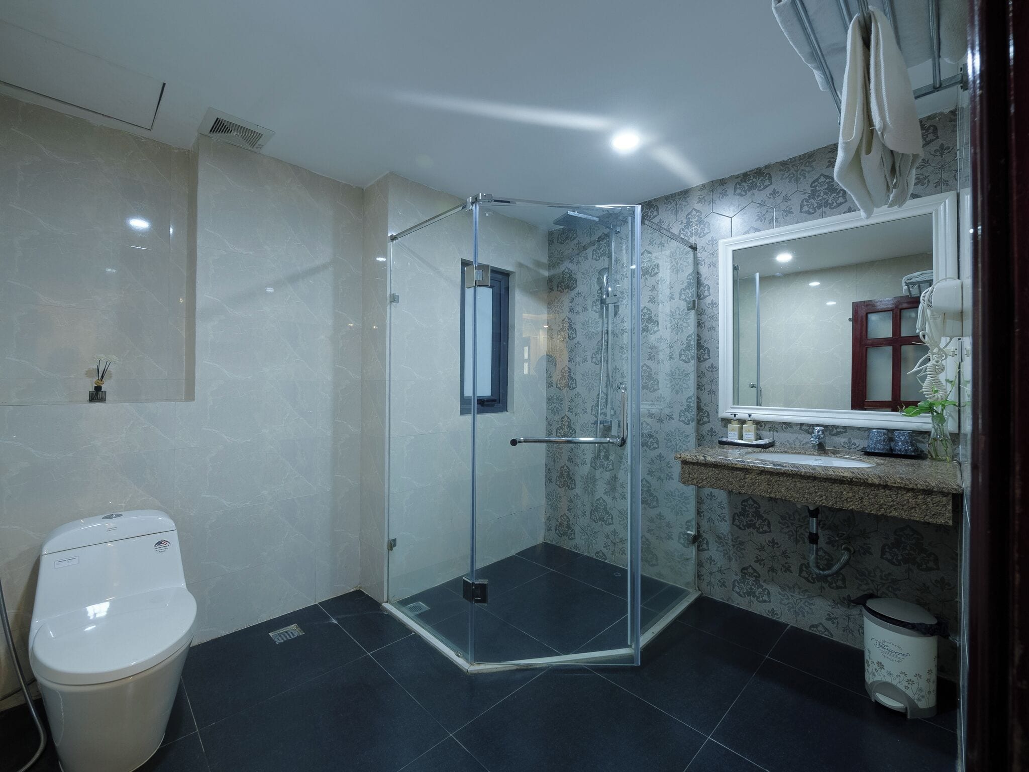 Luxury Double Room, City View | Bathroom | Rainfall showerhead, free toiletries, hair dryer, bathrobes