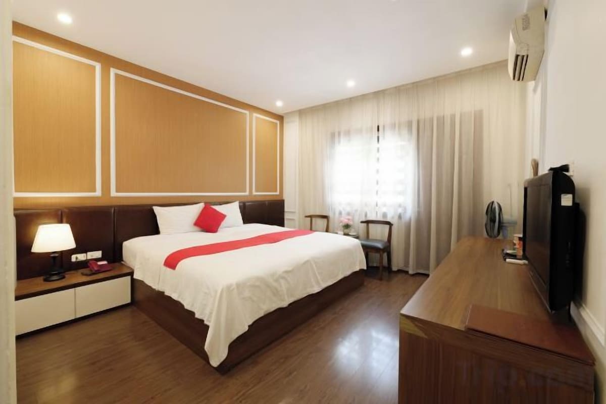 Hypo-allergenic bedding available, down comforters, minibar, desk