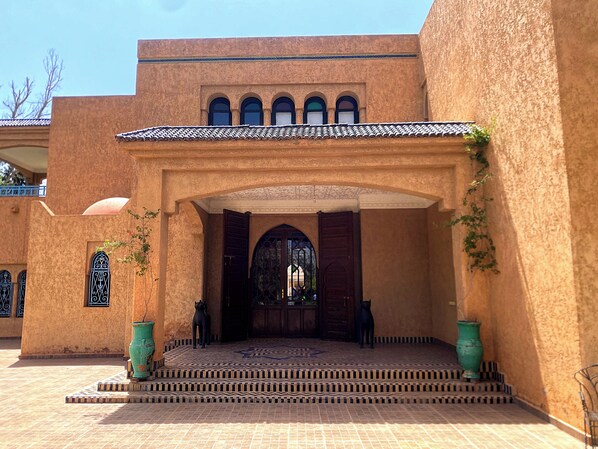 Exterior - Luxuous Villa with a very large swimming pool, 5 rooms... (Marrakech)