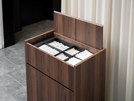 Un mobile contenitore in legno con scomparti multipli, probabilmente per riporre oggetti.