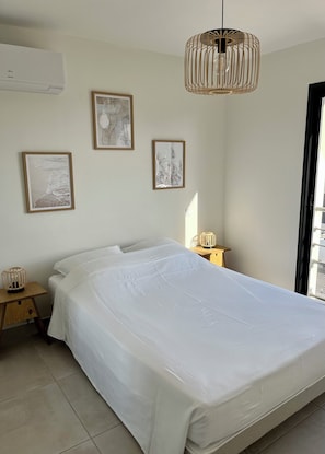 3 habitaciones, tabla de planchar con plancha y cuna de viaje 