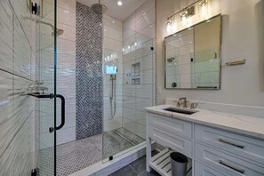 Douche, sèche-cheveux, serviettes fournies