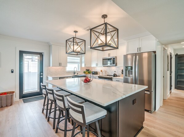 Kühlschrank, Mikrowelle, Ofen, Herdplatte