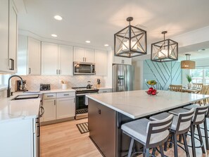 冷蔵庫、電子レンジ、オーブン、コンロ