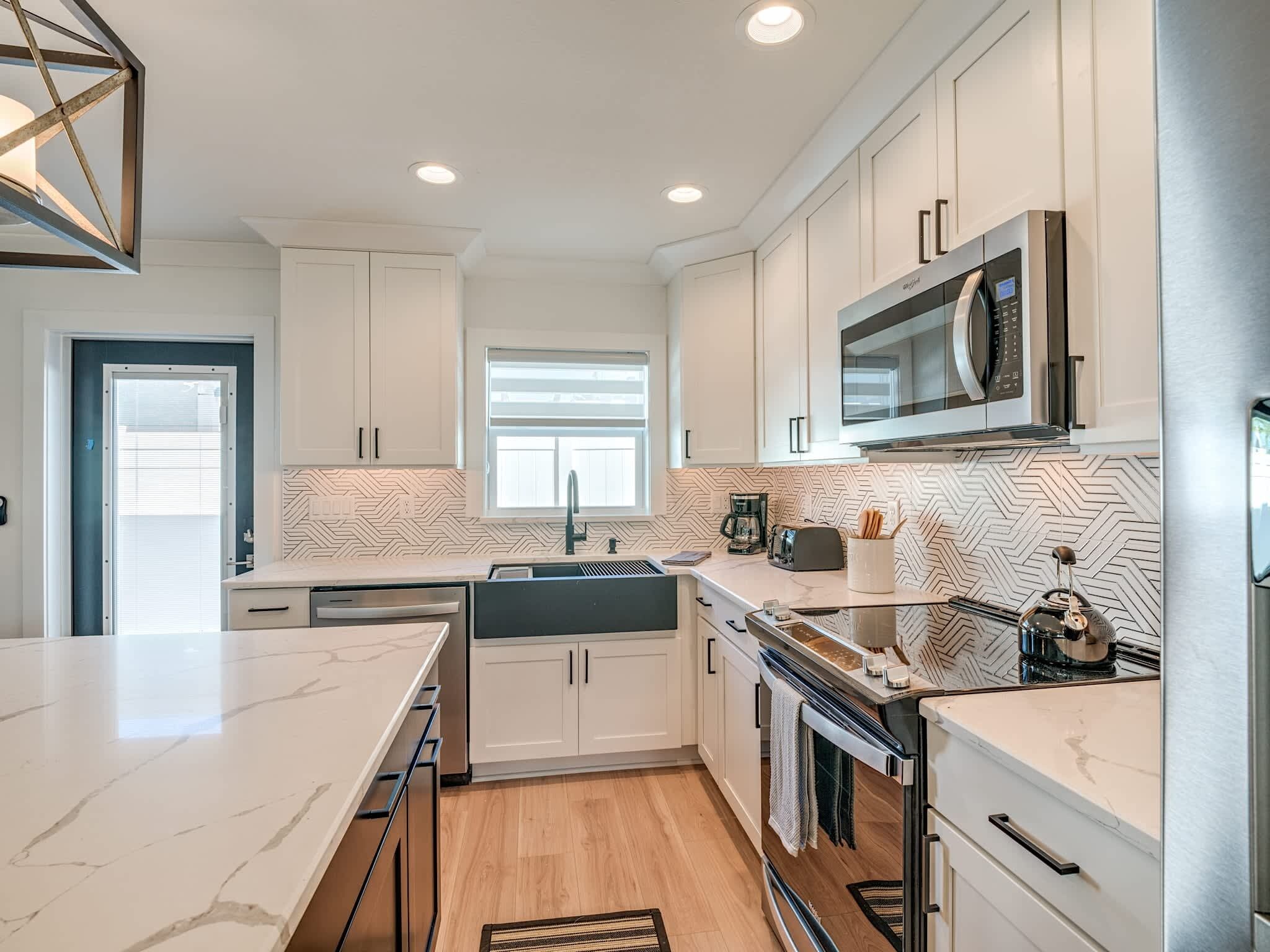 ثلاجة، ميكروويف، فرن، موقد طهي مسطح