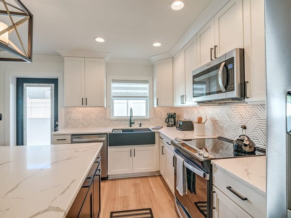 冷蔵庫、電子レンジ、オーブン、コンロ