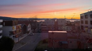 Ein Wohngebiet mit modernen Gebäuden, blauem Himmel und Sonnenuntergang.