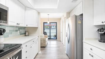 Coffee/tea maker, microwave, dishwasher