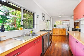 Refrigerador, microondas, horno y parrilla de estufa 