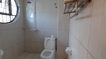 Shower, rainfall showerhead, free toiletries, slippers