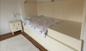 3 bedrooms, iron/ironing board, bed sheets