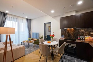 Appartement, 2 chambres | Coin séjour | Télévision à écran plat de 35 pouces avec chaînes par câble