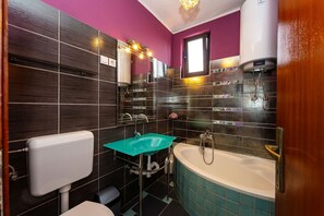 Appartement, 2 slaapkamers, balkon, uitzicht op tuin | Badkamer | Toiletpapier