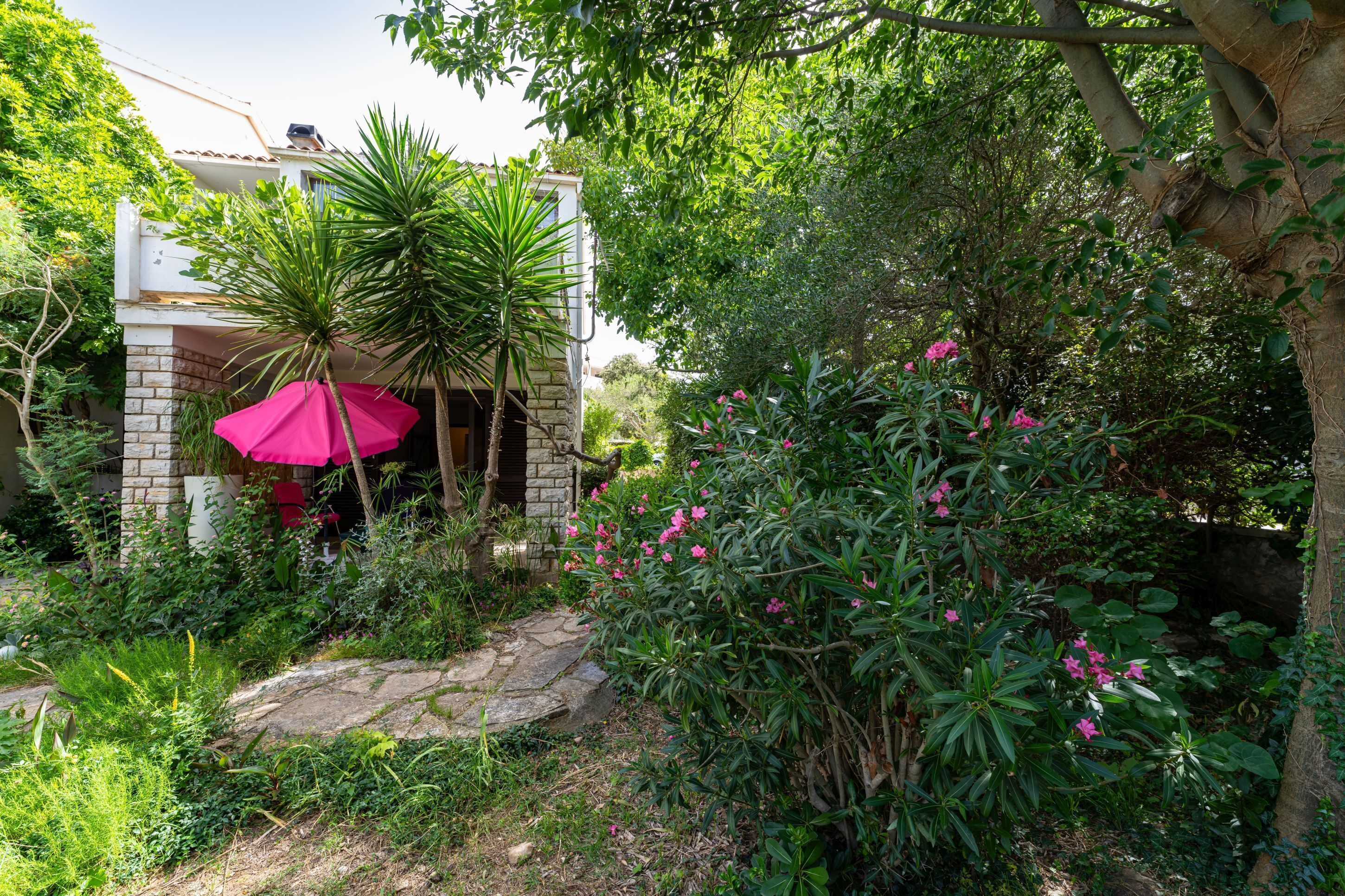 Apartamento, 2 quartos, sacada, vista para o jardim | Área da propriedade