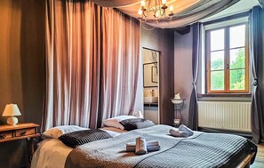 6 bedrooms, travel cot, free WiFi, bed sheets