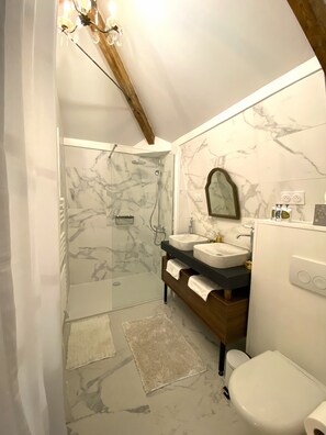 تجهيزات دش، مجففات شعر، مناشف، صابون