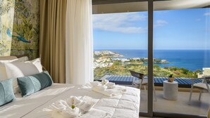 Une chambre d’hôtel avec un grand lit, une vue sur la mer et un balcon équipé d’une chaise.