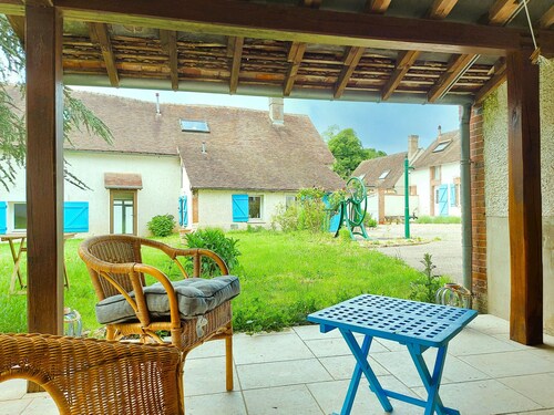 Gîte paisible avec jardin, proche nature et sites historiques, idéale pour détente et activités outdoor.