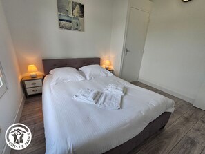 1 bedroom, free WiFi, bed sheets - Cozy Cottage Near Beaches and Abbey – Terrace and All-Inclusive Rates (Saint-Michel-en-l'Herm)