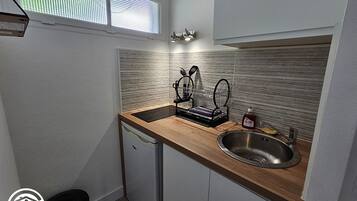 Een koelkast, een microgolfoven