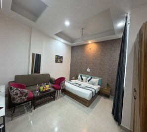Soundproofing, free WiFi, bed sheets - Radiant Blu Hotel (Noida)