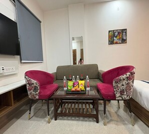 Soundproofing, free WiFi, bed sheets - Radiant Blu Hotel (Noida)