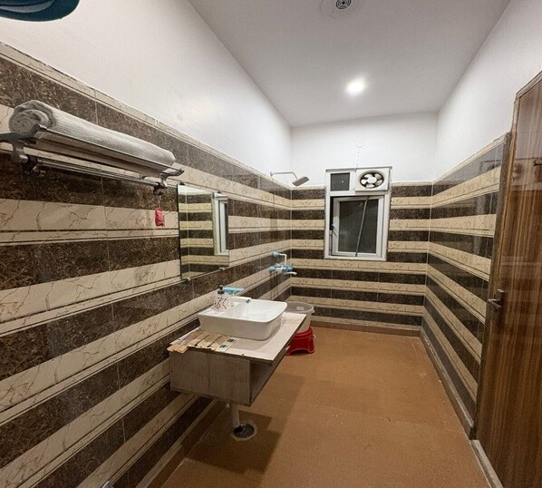 Junior Family Suite Room With Communal Balcony | 浴室 | 拖鞋、提供毛巾