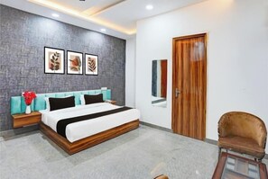 Deluxe Double Room With Communal Balcony | 1 bedroom, soundproofing, free WiFi, bed sheets