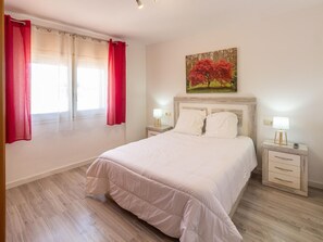 2 bedrooms - Cosy Apartment in Town, 800m from Port Beach - A/C, Dishwasher, Near Main Square (Llançà)