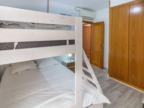 2 bedrooms - Cosy Apartment in Town, 800m from Port Beach - A/C, Dishwasher, Near Main Square (Llançà)