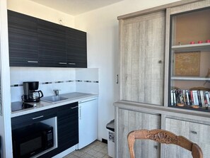 Fridge, microwave, stovetop, coffee/tea maker - Sea-view studio for 2 in Notre-Dame-de-Monts, pets allowed (Notre-Dame-de-Monts)