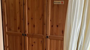 Une armoire en bois portant l’inscription « Privado », ce qui indique qu’il s’agit d’une pièce privée.