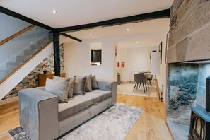 TV, offices - Modern Luxury Cottage based in Holmfirth (Holmfirth)