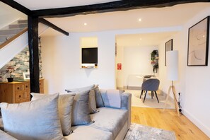 TV, offices - Modern Luxury Cottage based in Holmfirth (Holmfirth)